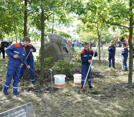 Pflegeaktion auf dem Ehrenhain Neuendorf