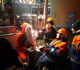 Auch Jugendfeuerwehrmitglied und Rollstuhlfahrer Paul hatte sichtlich Spaß mit dem Besuch des Nikolauses