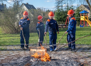 Über dem offenem Feuer wurden Wiener und Stockbrot gegrillt