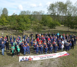 Gruppenbild aller Teilnehmer der Pflegeaktion auf dem Ehrenhain im Jahr 2020