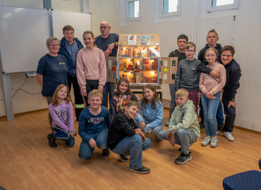 Die Jugendfeuerwehr Krieschow bei der Feuerwehr Limberg am Rauchdemohaus.