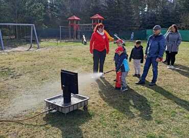Löschübungen mit einem Handfeuerlöscher für Jedermann, sollte man mal probiert haben um im Ernstfall keine Scheu zu haben.