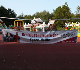 Kindertobetag der Kreis&shy;jugend&shy;feuerwehr Spree-Neiße im Jahr 2020 unter dem Motto Hüpfburgentag