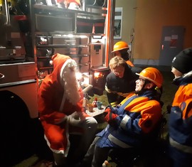Auch Jugendfeuerwehrmitglied und Rollstuhlfahrer Paul hatte sichtlich Spaß mit dem Besuch des Nikolauses