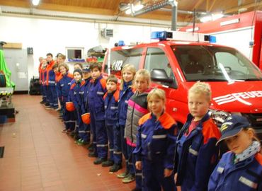 Die Jungen und Mädchen der Jugendfeuerwehren aus Greifenhain und Drebkau.