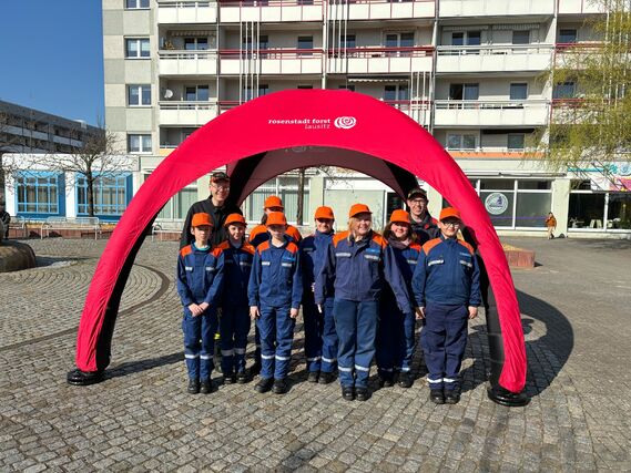 Gruppenbild der Jugendfeuerwehr auf dem Max-Seydewitz-Platz zu Beginn der Aktion der Stadt Forst (Lausitz)