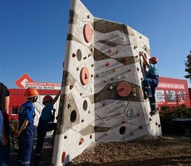 Zum Aufwärmen ging es an die Boulderwand