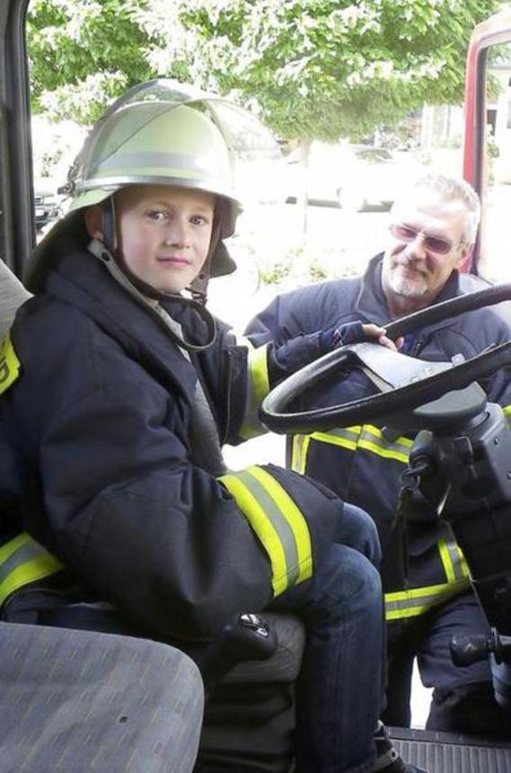 Unter Aufsicht von Uwe Wollheim von der Freiwilligen Feuerwehr Guben durfte der achtjährige Paul Halbing im Einsatzfahrzeug der Floriansjünger Platz nehmen.