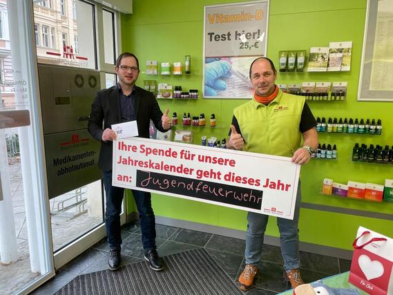 Rene Groeschke von der Stadt-Apotheke (rechts) übergibt die Summer der Sammelaktion an Stadtjugendwart Nico Hammel.
