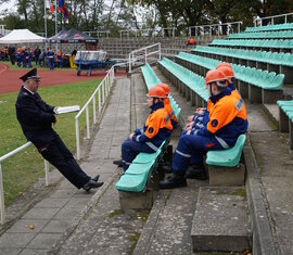 Dem Kreis&shy;jugend&shy;feuerwehrwart musst Frage und Antwort gestanden werden zur Abnahme der Leistungsspange