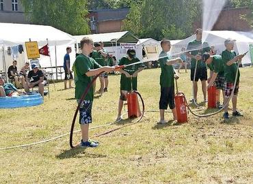 Beim Camp der Jugendfeuerwehren, hier eine Aufnahme vom Lager in Guben 2014, messen sich die Teilnehmer in den verschiedensten Wettbewerben.