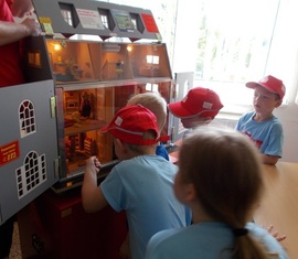 Die Vorschulkinder beobachten genau was bei einem Wohnungsbrand so alles passiert