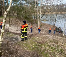 Wie kann das Wasser vom See in einen Schlauch gefüllt werden