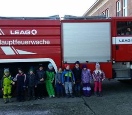 Gruppenbild vor dem ULF der LEAG Feuerwache Schwarze Pumpe.