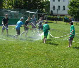 Beim Wasserball auf dem angrenzenden Schulgelände galt es mittels D-Schläuchen das Runde ins Eckige zu bekommen