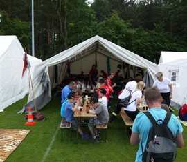 JF Forst (Lausitz) beim gemeinsamen Mittagessen mit der Kinderfeuerwehr