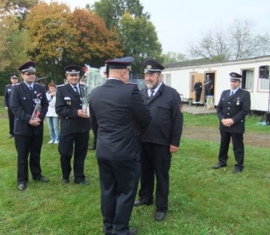Verabschiedung des Abnahmeberechtigten der Deutschen Jugendfeuerwehr Kam. Peter Schützke durch stellv. KBM Kam. Stefan Grothe, stellv. KJFW Kam. Robert Buder und KJFW Kam. Karlheinz Krause