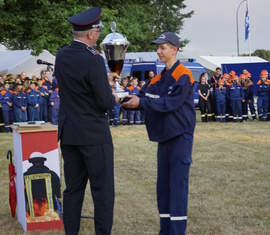 Die Jugendfeuerweher Spremberg übergibt den Wanderpokal wieder an die Lagerleitung mit der Hoffnung ihn erneut nach Spremberg holen zu können