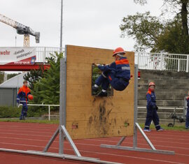 Durchsteigen der Fensterwand bei den Pokaldisziplinen 5 x 80 Meter Feuerwehrstafette