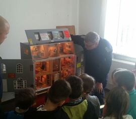 Zur Unterstützung der Brandschutz&shy;erziehung beschaffte der KFV Spree-Neiße Rauchdemohäuser für die einzelnen Unterverbände. Das Rauchdemohaus des Unterverbandes II wird im Kinder- und Jugendausbildungszentrum in Döbern vorgehalten. Hier erläutern die Kameraden Mudra und Meyer den Kindern der Kita Wirbelwind die Gefahren und das richtige Verhalten bei einem Wohnungsbrand.