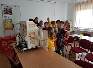 Brandschutz&shy;erziehung bei der Jugendfeuerwehr Jocksdorf mit dem Rauchdemohaus