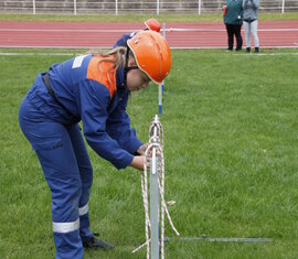 Anlegen von 3 Knoten bei der Gruppenstafette der Pokaldisziplinen