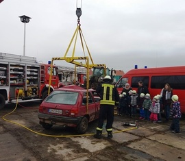 Gespannt schauten die Kinder, wie der Rüstwagen den PKW anhob.