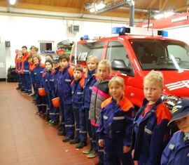 Die Jungen und Mädchen der Jugendfeuerwehren aus Greifenhain und Drebkau.