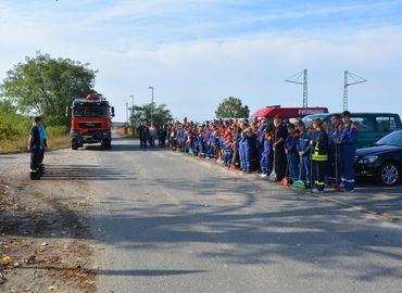 Eröffnung vor dem Ehrenhain bei Neuendorf