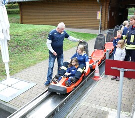 Fahrt auf der Sommerrodelbahn nach der Pflegeaktion am Feuerwehr-Ehrenhain