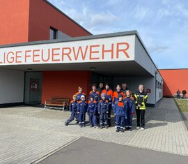 vor dem Gerätehaus der Freiwilligen Feuerwehr der Stadt Welzow