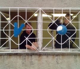 Fenster der Kegelbahn vor dem Neuanstrich.