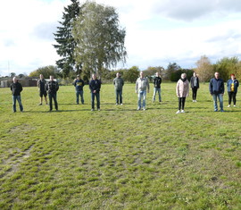 Die Teilnehmer des JuLeiCa Teil 2 Seminares neben dem Katastrophenschutzzentrum des Landkreises Spree-Neiße.