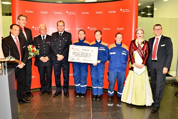 Vertreter der Jugendfeuerwehr Forst (Lausitz) mit ihrem Stadtbrandmeister, Jugendwart und dem Vorsitzenden des Vereins zur Förderung der Freiwilligen Feuerwehr Forst (Lausitz) e.v. bei der Scheckübergabe der Sparkasse Spree-Neiße in Forst (Lausitz)