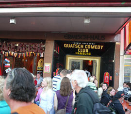 vor dem Quatsch Comedy Club Hamburg