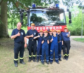 Gruppenbild vor dem Hilfeleistungslöschfahrzeug im Forster Rosengarten.