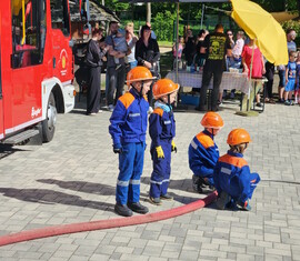 Der Wassertrupp steht für weitere Aufgaben bereit. Der Schlauchtrupp bedient den Verteiler.