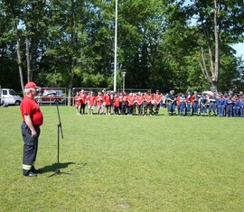 Vorsitzender des Kreis&shy;feuerwehr&shy;verbandes spricht zu den Lagerteilnehmern