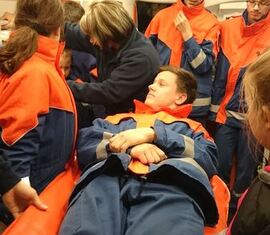 William testet die Vakuummattratze.