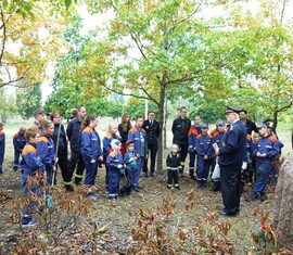 Ehrenlandesbrandmeister Jürgen Helmdach erläutert die Hintergründe zum Ehrenhain