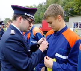 Die Übergabe der Leistungsspangen durch Kam. Buder.