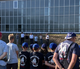 Eröffnung Amtsjugendlagers des Amtes Döbern-Land vor der Turnhalle in Friedrichshain