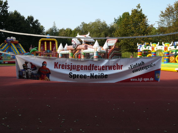Kindertobetag der Kreis­jugend­feuerwehr Spree-Neiße im Jahr 2020 unter dem Motto Hüpfburgentag