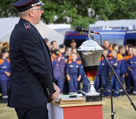 Kreis&shy;jugend&shy;feuerwehrwart und Lagerleiter Stefan Kothe erklärt das 26. Kreisjugendlager für eröffnet und wünscht allen Teilnehmer ganz viel Spaß in den kommenden Tagen