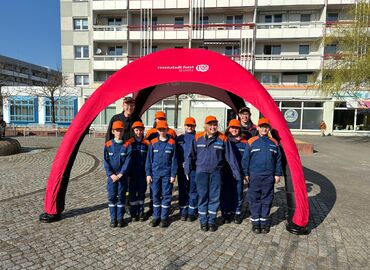 Gruppenbild der Jugendfeuerwehr auf dem Max-Seydewitz-Platz zu Beginn der Aktion der Stadt Forst (Lausitz)
