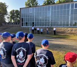 Eröffnung Amtsjugendlagers des Amtes Döbern-Land vor der Turnhalle in Friedrichshain