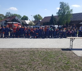 Gruppenbild aller Teilnehmer der Abnahme der Jugendflamme Stufe 1 und 2