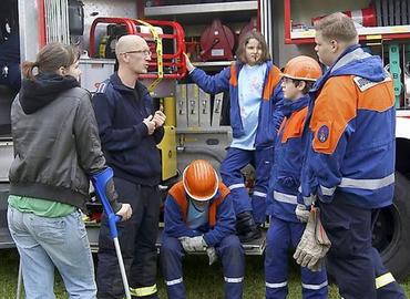 Ausbilder Michael Wagner (2.v.l.) gab den Jugendfeuerwehrleuten aus Guben noch einmal letzte Anweisungen.