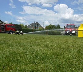 Vorführung der Feuerwehr Kolkwitz, vorgehen eines Trupps