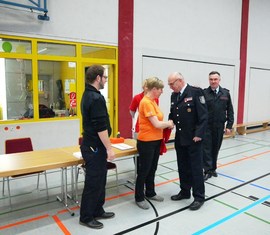 Im Rahmen der Eröffnung wurde Wichelmutti aus Forst ein T-Shirt zur Kennzeichnung als Brandschutzerzieherin übergeben. Ines Kling hatte im Vorfeld den entsprechenden Lehrgang beim Landesfeuerwehrverband absolviert.